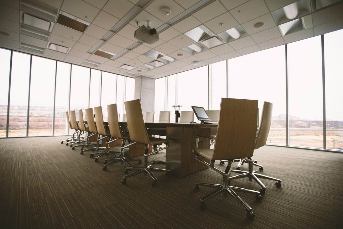 Sala de juntas corporativa - sistema de Gobierno Corporativo y Compliance Empresarial